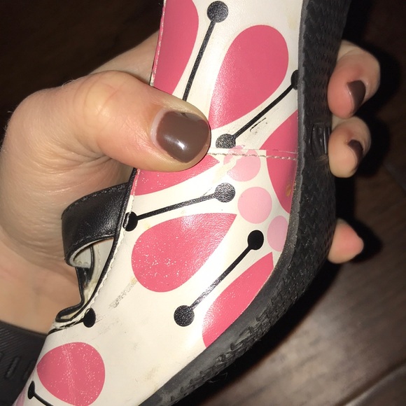 White, pink and black pointed toe heels! Size 5. - Picture 7 of 8